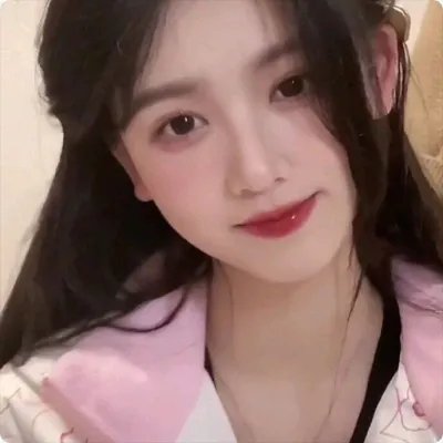 给小酒馆女子喝高杯酒